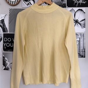 Chic Yellow Women's Sweatshirt